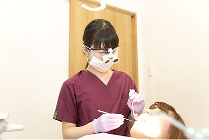 歯科衛生士による歯周ポケットの感染物質（歯こう・歯石・バイオフィルム）の除去